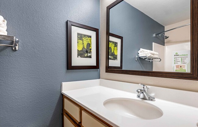 Building Photo - Furnished Studio-Cincinnati - Blue Ash -Re...