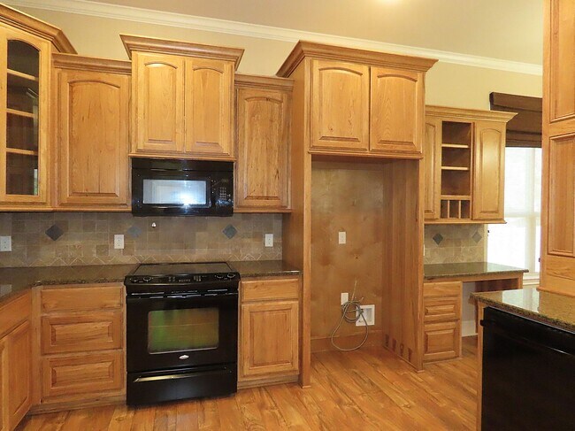 Building Photo - Extraordinary 3 Bedroom, 2 Bath Home in Southeast Tyler! Coming Soon!