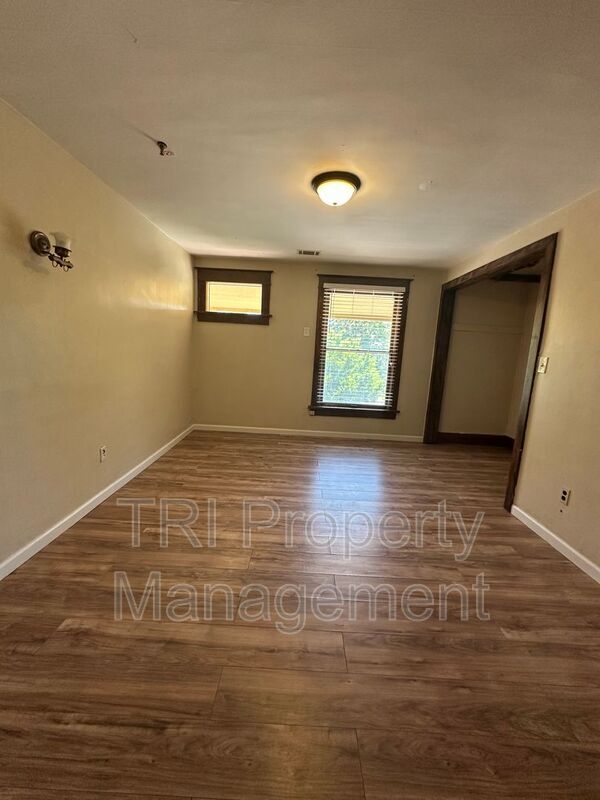 Building Photo - 1605 11th Ave
