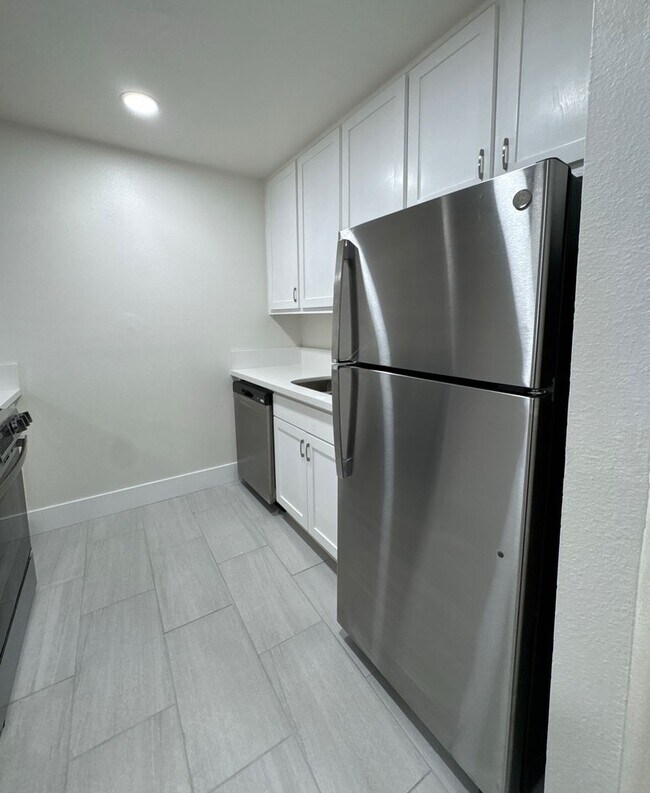 Building Photo - MOVE IN READY! 2 WEEKS OFF!! NO APP FEE! UPSTAIRS UNIT WITH BALCONY!