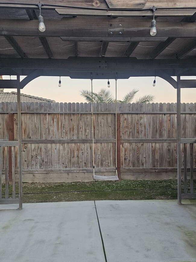 Building Photo - Beautiful Home in Gated Community