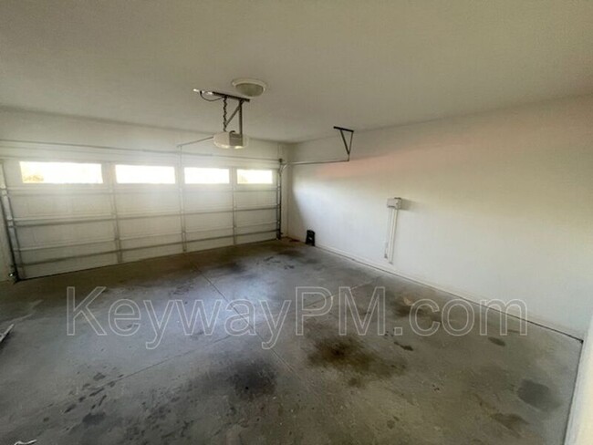 Building Photo - 880 Willow Lake