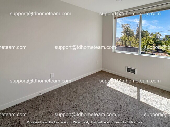 Building Photo - "Charming 3-Bed Townhouse Retreat on Beacon Ave with Spacious 1398 sq ft Layout!"