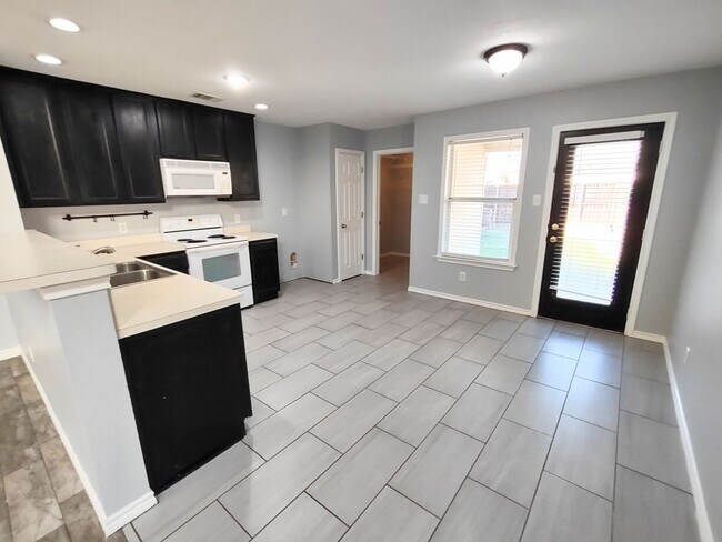 Building Photo - Beautiful home in nice neighborhood