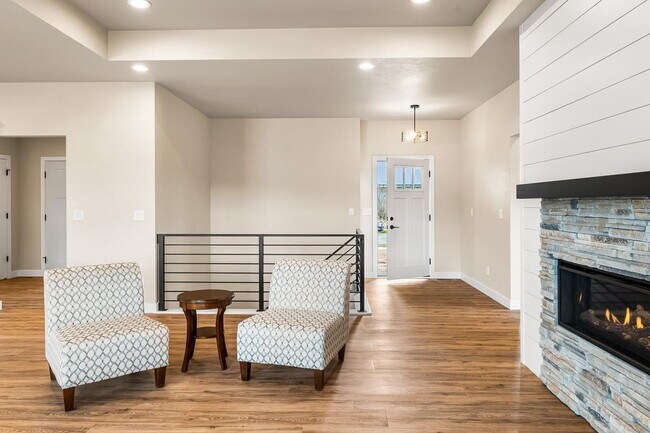 Building Photo - Large 3 Bedroom  Home