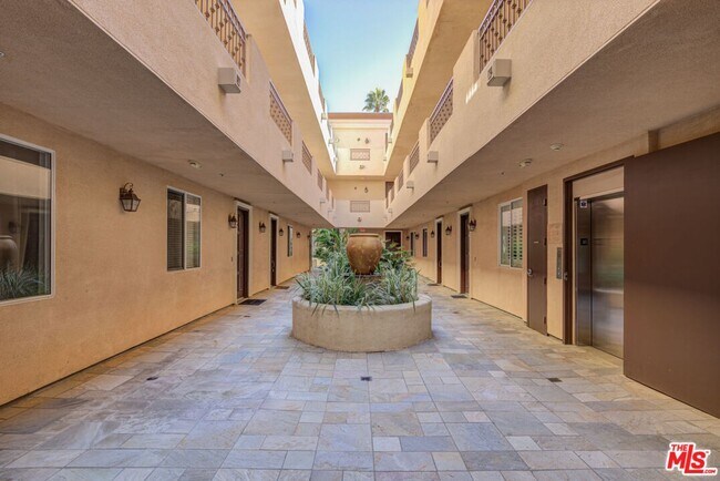 Building Photo - 1444 S Point View St