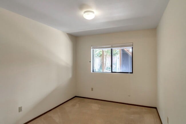 Building Photo - Sun-filled 3-bedroom, 3-bathroom single-fa...