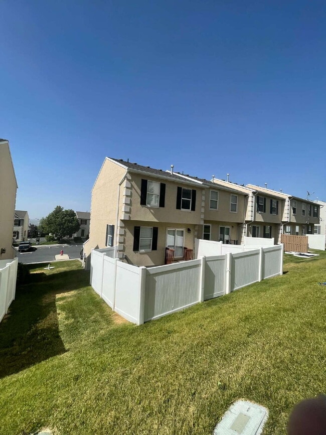 Building Photo - "Chic 3-Bed Townhouse with Scenic Views & ...