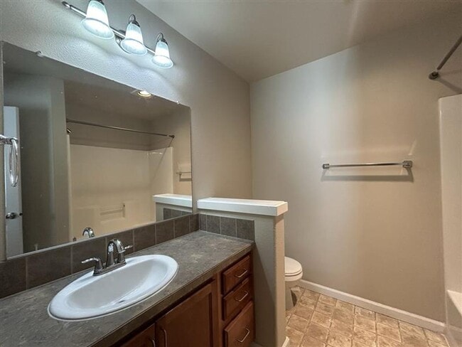 Building Photo - Move-In Ready! 3 Beds 2.5 Baths Townhome with Stainless Steel Appliances, W/D Hookups, and Gas Fo...