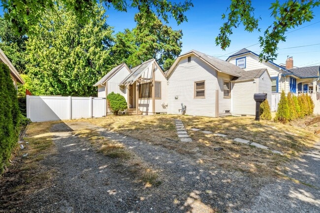 Building Photo - Northgate/Roosevelt Three Bedroom Rambler