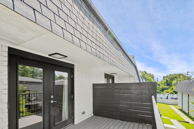 Building Photo - SPRINGHILL OAKS CONDOMINIUMS