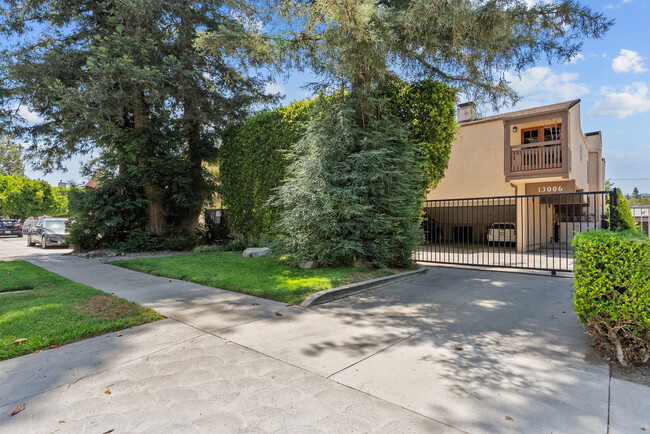 Building Photo - 13006 Moorpark St