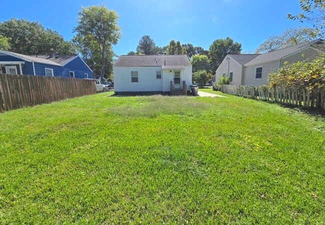 Building Photo - CHARMING 2 BEDROOM SINGLE FAMILY