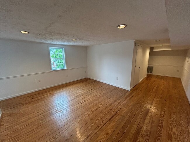 Building Photo - Well-Appointed Apartment Ready for move-in...