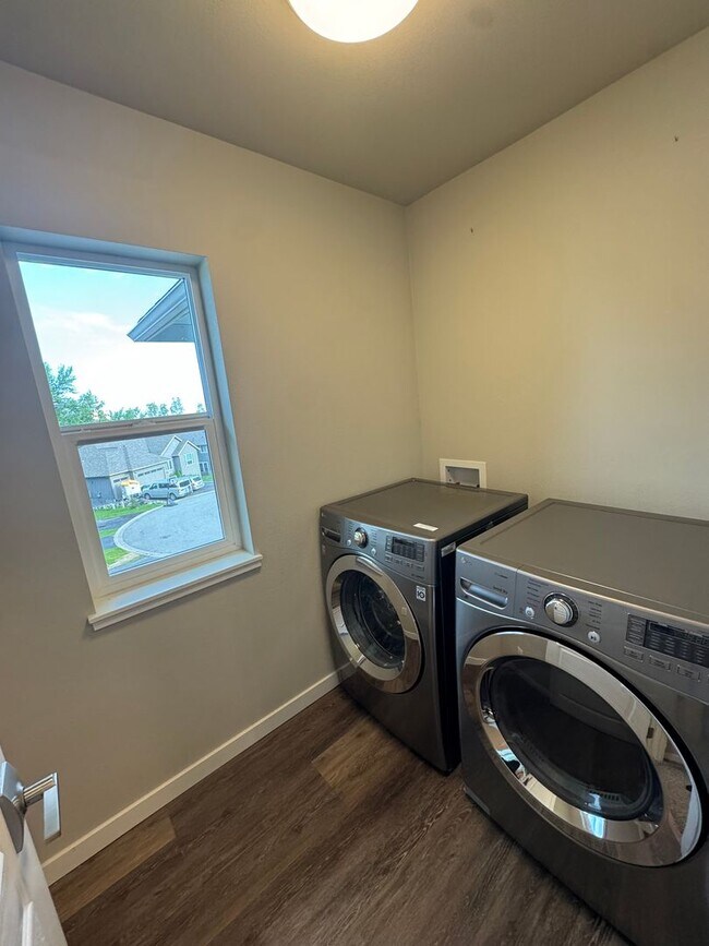 Building Photo - Stunning home in desirable Eagle River neighborhood