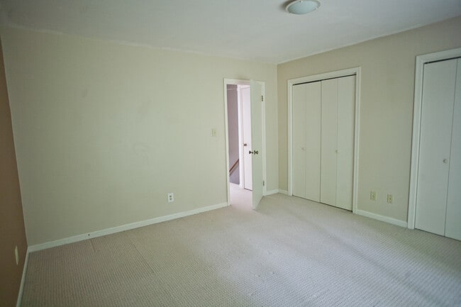 Building Photo - Two Bedroom Condo Minutes from Downtown!