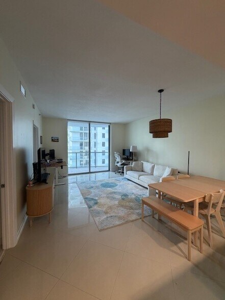 Building Photo - 1060 Brickell Ave