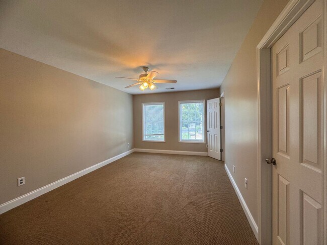 Building Photo - Stunning 5 Bedroom 4 Bath Home with 3 Car ...