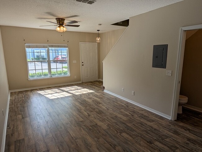 Building Photo - Spacious 2 Bed, 2.5 Bath Townhome in Gated...