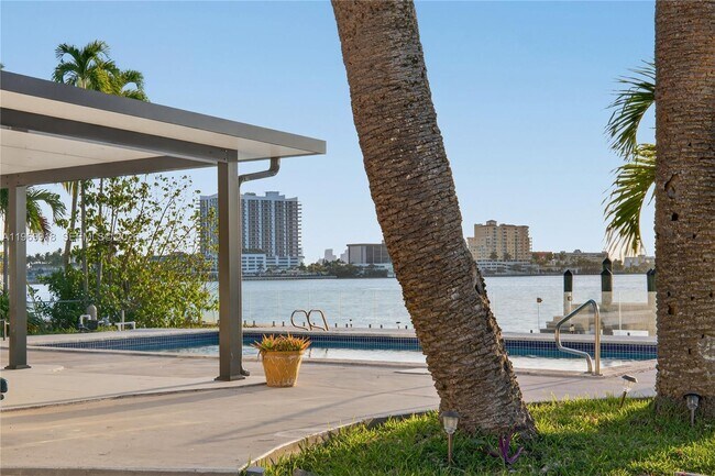 Building Photo - 1101 S Shore Dr