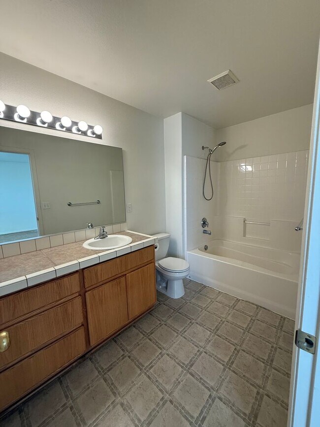 Building Photo - Spacious 4-Bedroom Rental Home in Prime Pa...