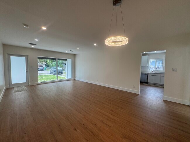 Building Photo - 725 NE 160th Terrace