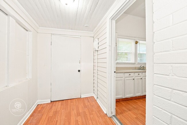 Building Photo - 203 N Broome St