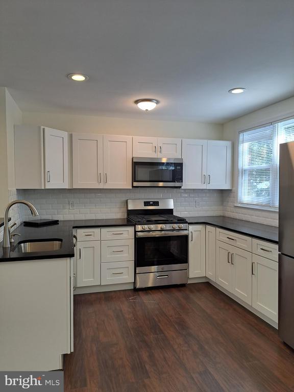 Building Photo - 3712 Clarendon Ave