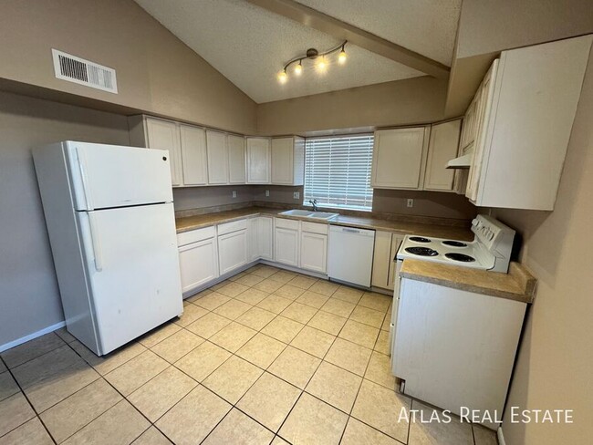 Building Photo - AVAILABLE NOW! 4 WEEKS FREE RENT-2 BED 1 B...