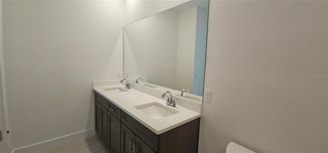 Building Photo - 2625 Waterfront Cir