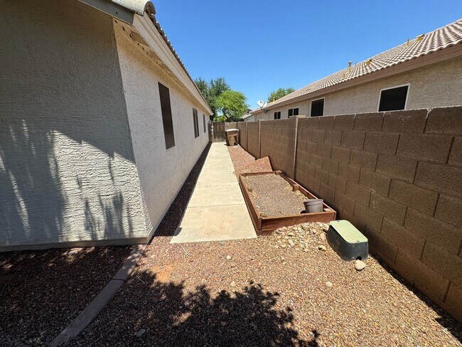 Building Photo - 7921 W Frank Ave