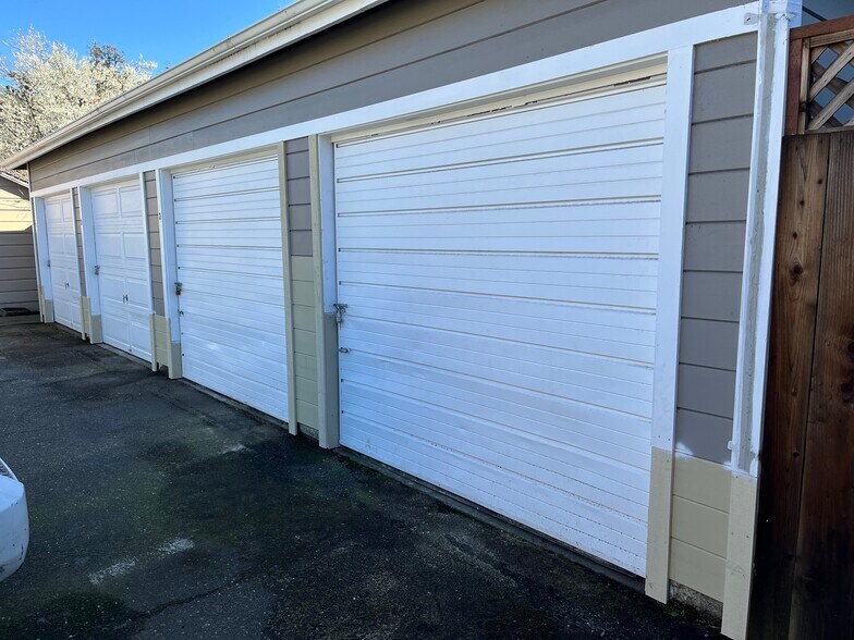 Building Photo - 807 Cherry St