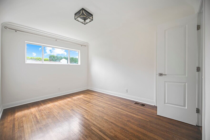 Building Photo - 1146 S Stanley Ave