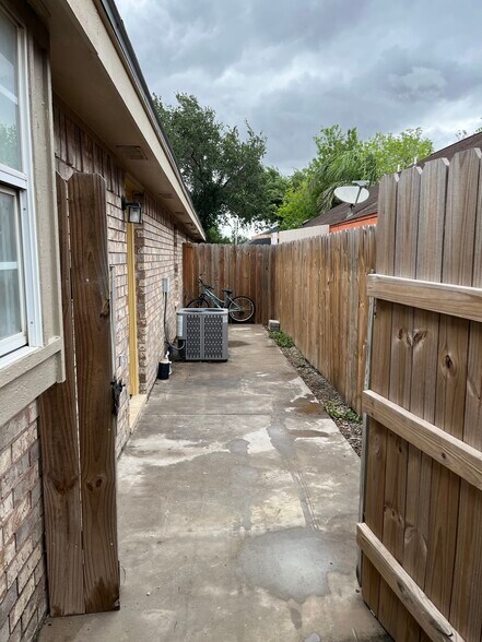 Building Photo - 1804 Agua Fina