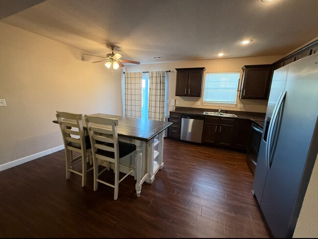 Building Photo - 258 N Pointe Ln