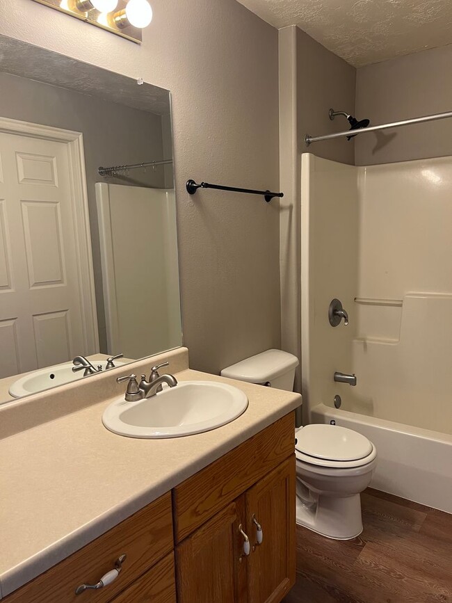 Building Photo - BEAUTIFUL 2 Bed 1 bath Continental condo w...