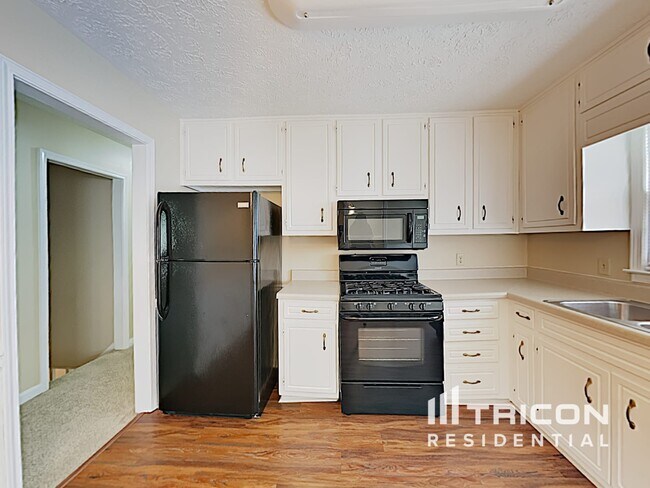 Building Photo - 414 Breezy Dr SW