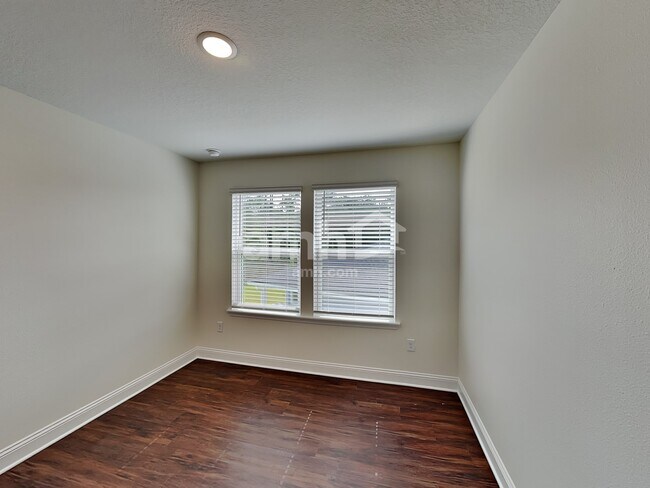 Building Photo - 347 Banyan Frst Dr