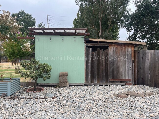Building Photo - Lovely home on large lot down a private la...