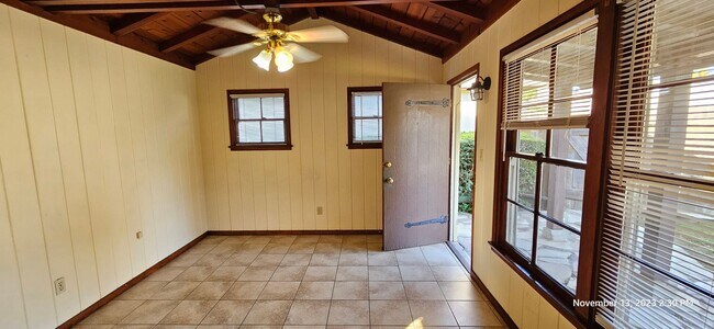 Building Photo - Centrally Located Small Cottage Studio with Private Yard