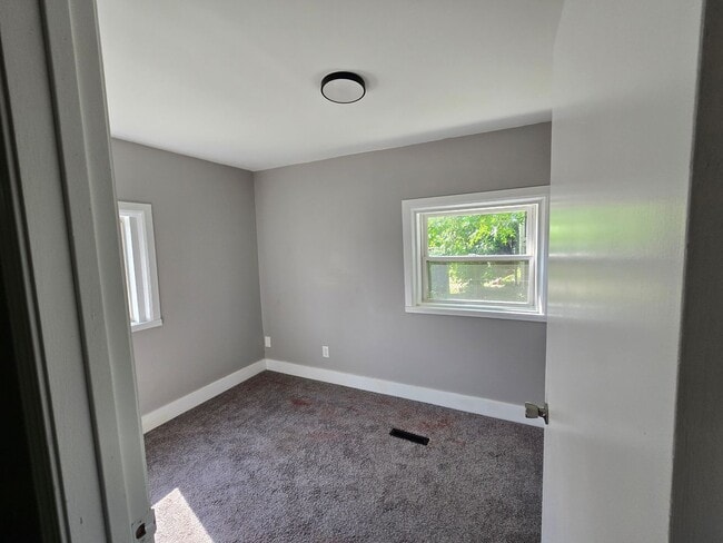 Building Photo - 2 Bedroom House