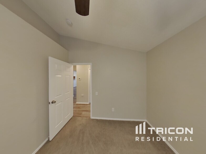 Building Photo - 2628 Dahlia Dr