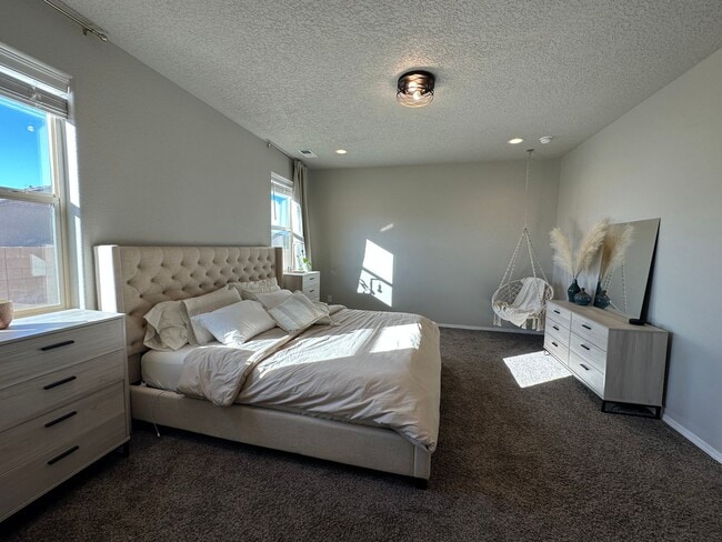 Building Photo - Beautiful Spacious Home!! Don't miss this ...