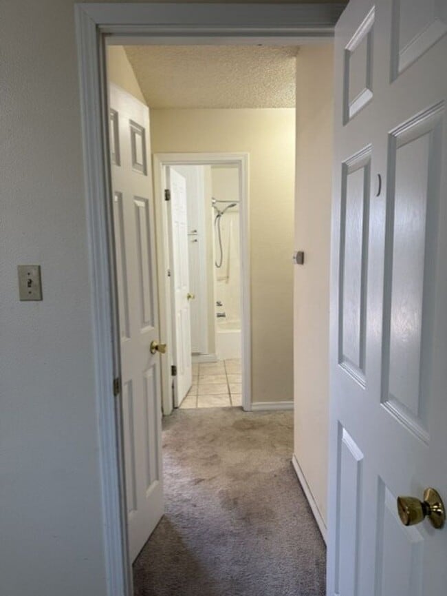 Building Photo - House For Lease