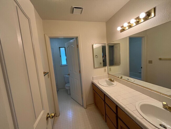 Building Photo - Spacious & Stylish 4-Bed Home in Prime Sto...