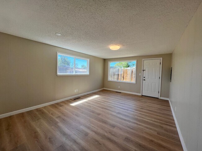 Building Photo - 324 N Central Dr