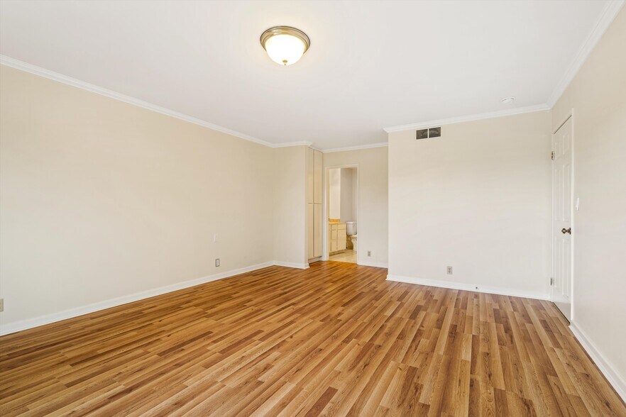 Building Photo - 1037 N Vista St