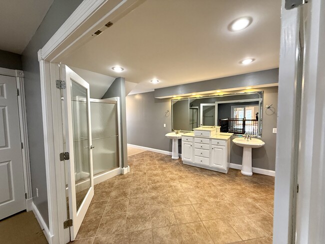 Building Photo - 98 Melrose Dr