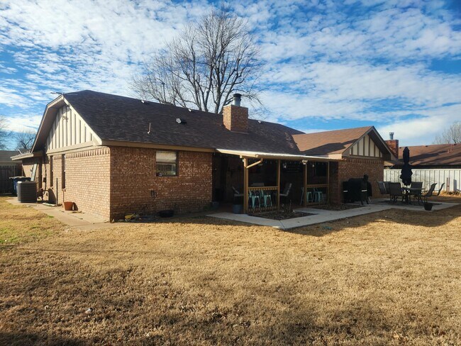 Building Photo - 310 Lacey Dr