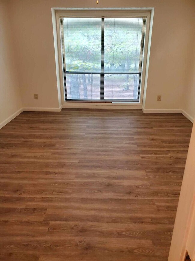 Building Photo - 2 Bedroom, 2 Bath Apartment